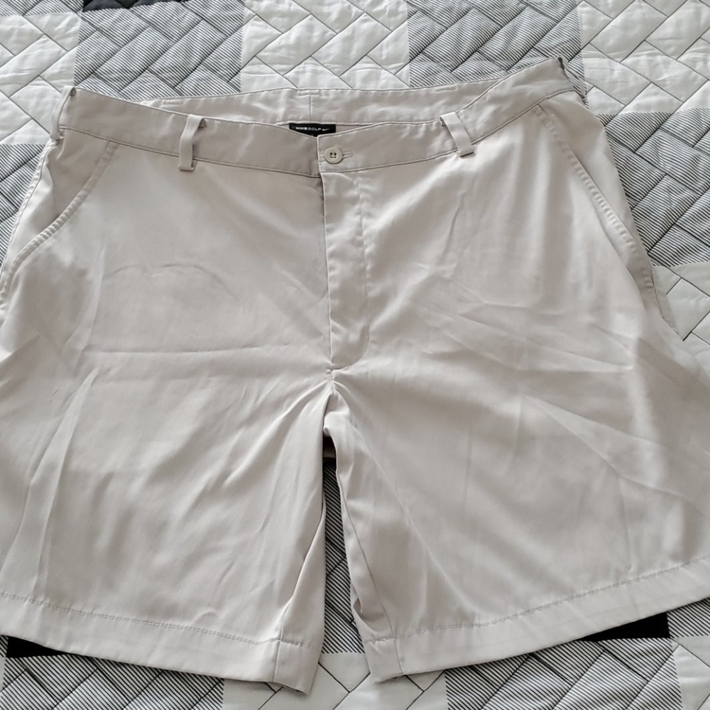 Nike Golf shorts 8in inseam. FLAT CREAME/LT. KHAKI. 36.